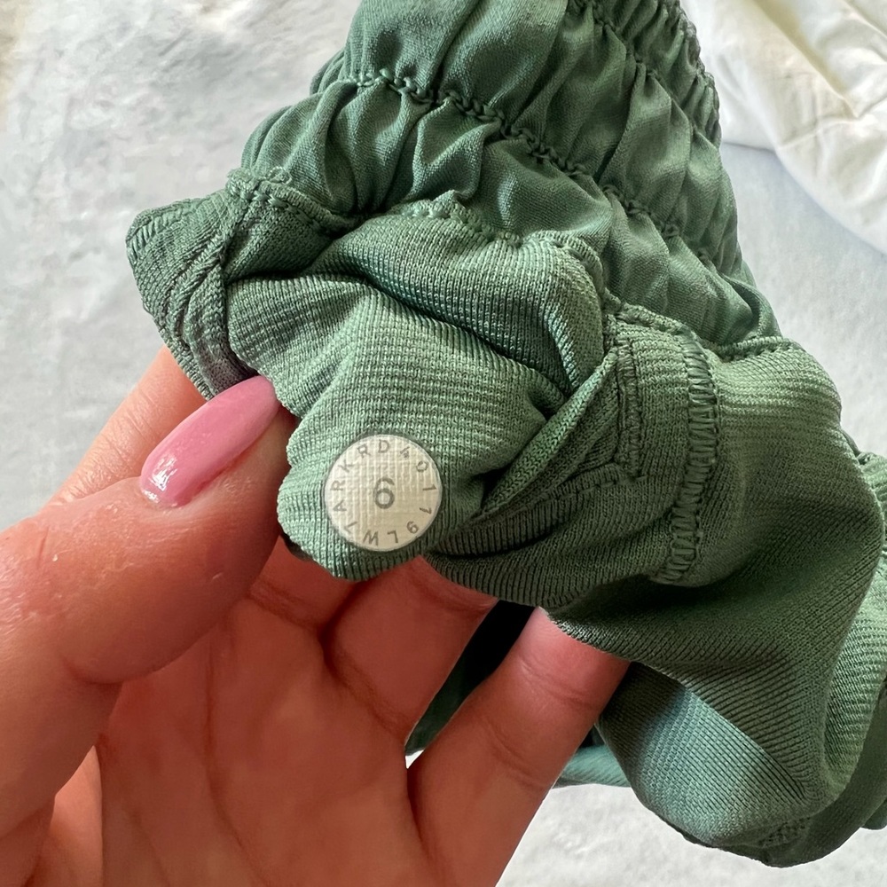 Lululemon Hottie Hot 2.5” lined shorts in forest green